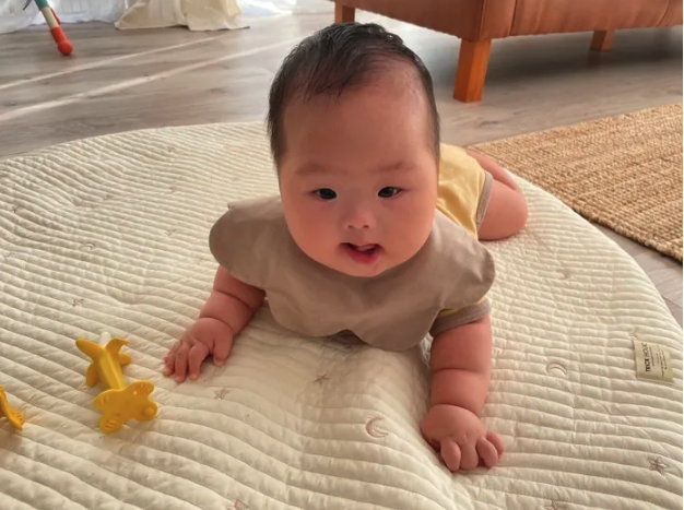 産後にわかった長男のダウン症。生後6カ月ごろには強いてんかん発作が続き「かわいい笑顔はもう見られないの!?」と絶望した日々【体験談】