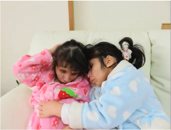 平均寿命は15～20歳の難病･コケイン症候群の姉妹｡娘亡きあと一度は見失った“生きる意味”､今は前を向く