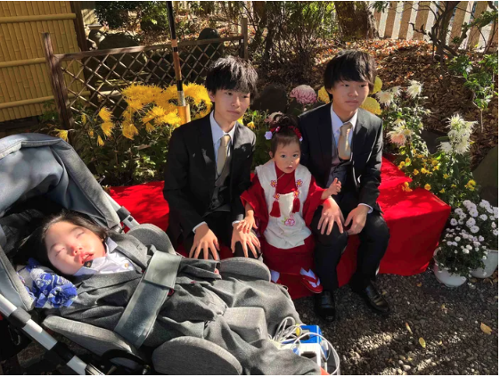 ピアニストと医師を目指す双子の長男・二男、難病の三男、そして5歳の長女。「だれも何もあきらめてほしくない」母の思い