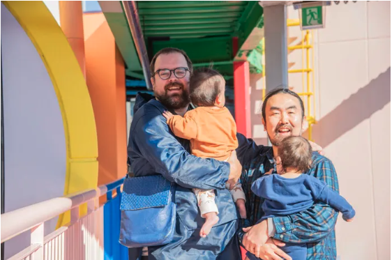 ダディとパパで双子を育てるアーティスト・荒川ナッシュ医。ヴェネチア・ビエンナーレでのテーマは「草の赤ちゃん　月の赤ちゃん」